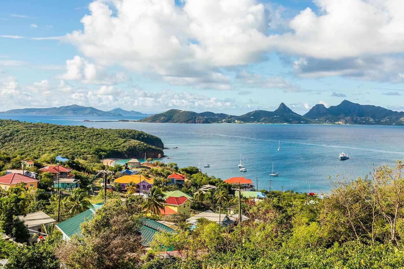 Maisons résidentielles dans la baie, panorama de l'île Mayreau - Saint-Vincent-et-les Grenadines
