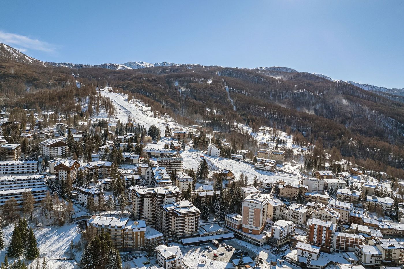 Vue aérienne du village de Sauze d'Oulx dans le domaine skiable de la Voie Lactée - Piémont (Italie)