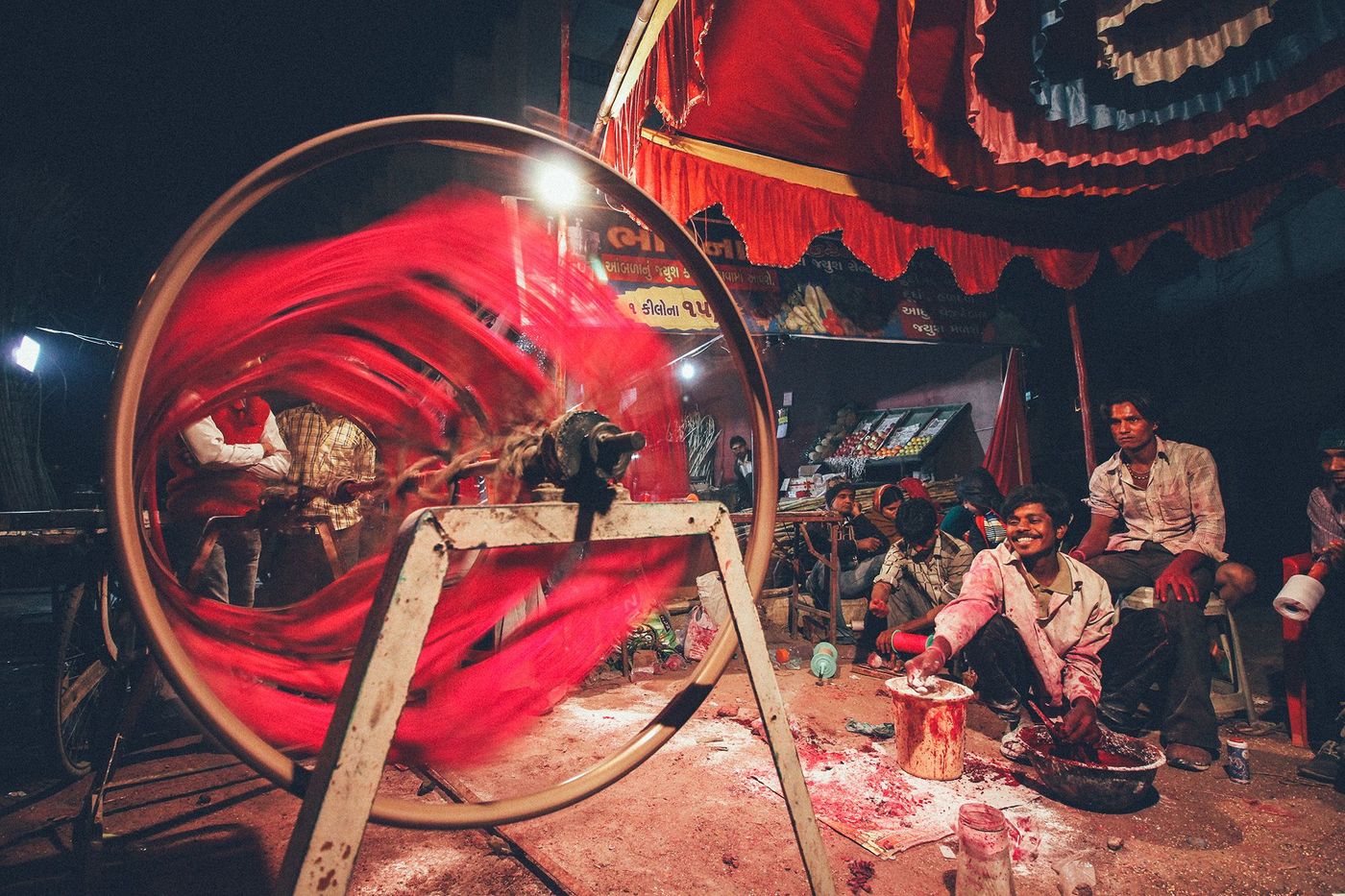 Inde Ahmedabad Préparation des fils de cerfs-volants pour l'Uttarayan