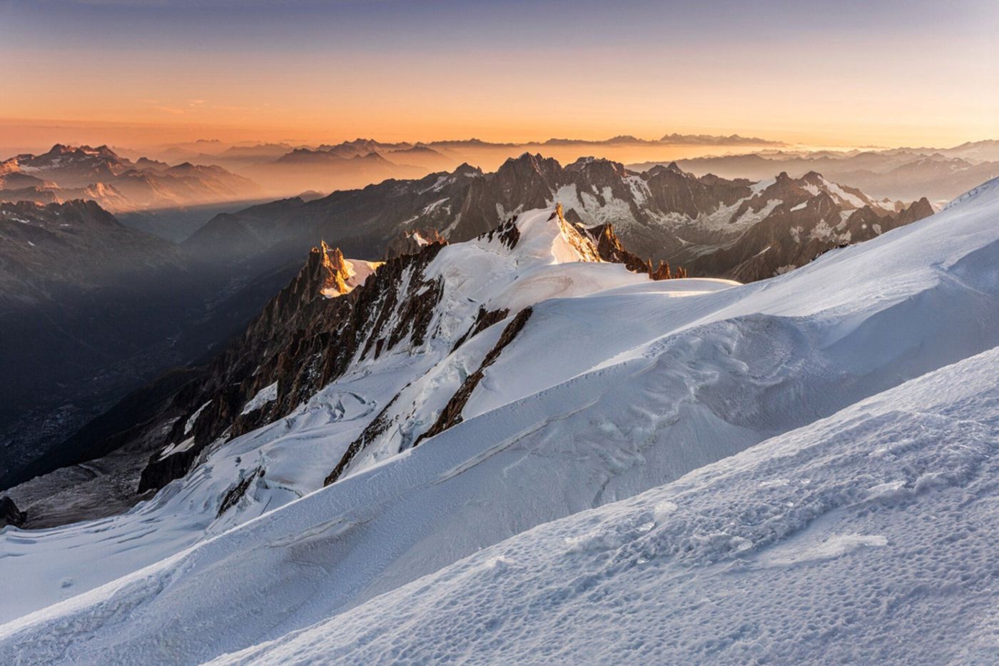 Alpes Aiguille du Midi vue du Mont-Blanc