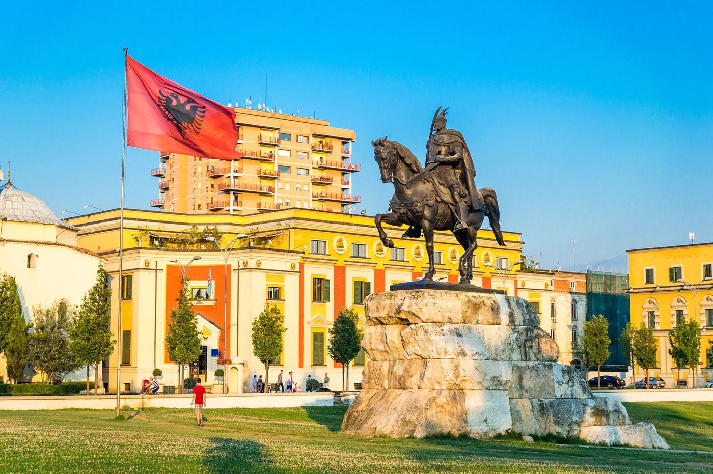 Monument Skanderbeg et la mosquée Et'hem Bey - Tirana © andrii_lutsyk - stock.adobe.com