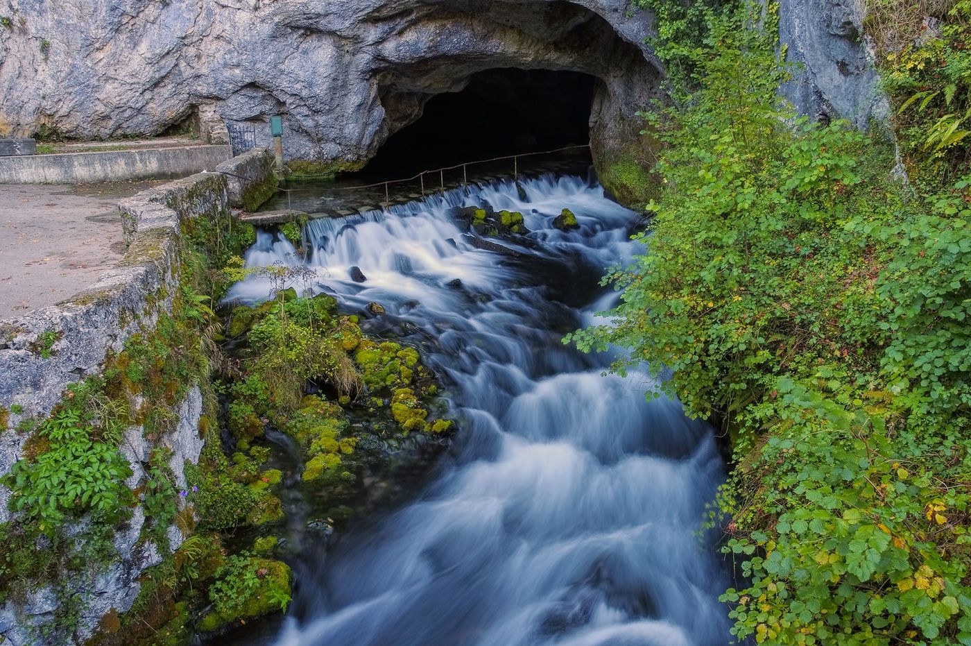 Ariège Fontaine intermittente de Fontestorbes