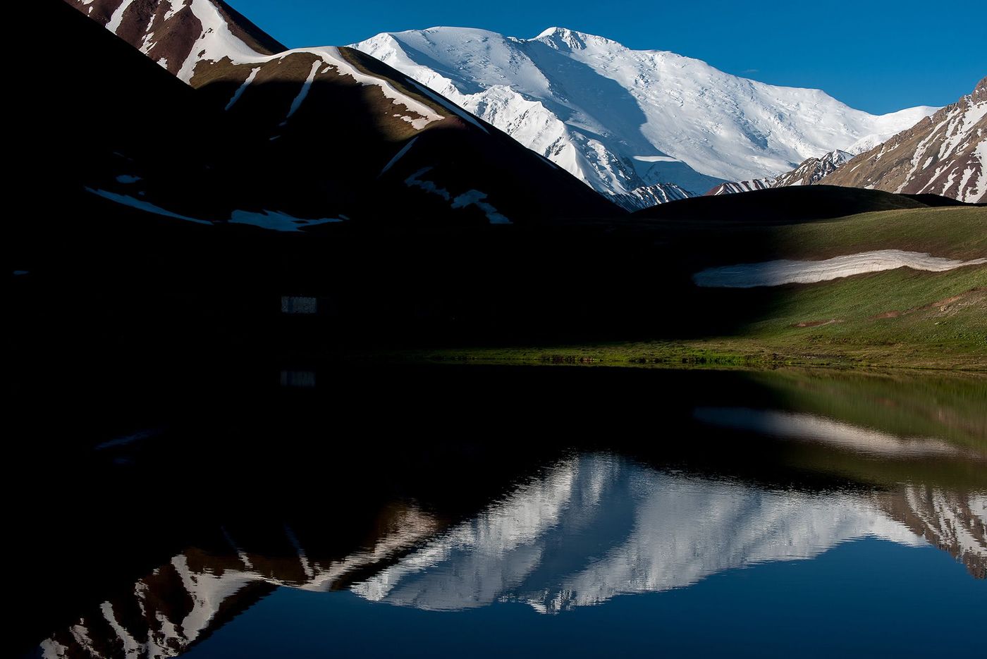 Le jour se lève sur le Pic Lénine, Kirghizistan