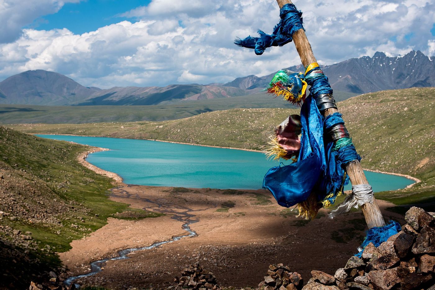 Drapeaux de prières bouddhistes dans le massif du Kharkhiraa, Mongolie