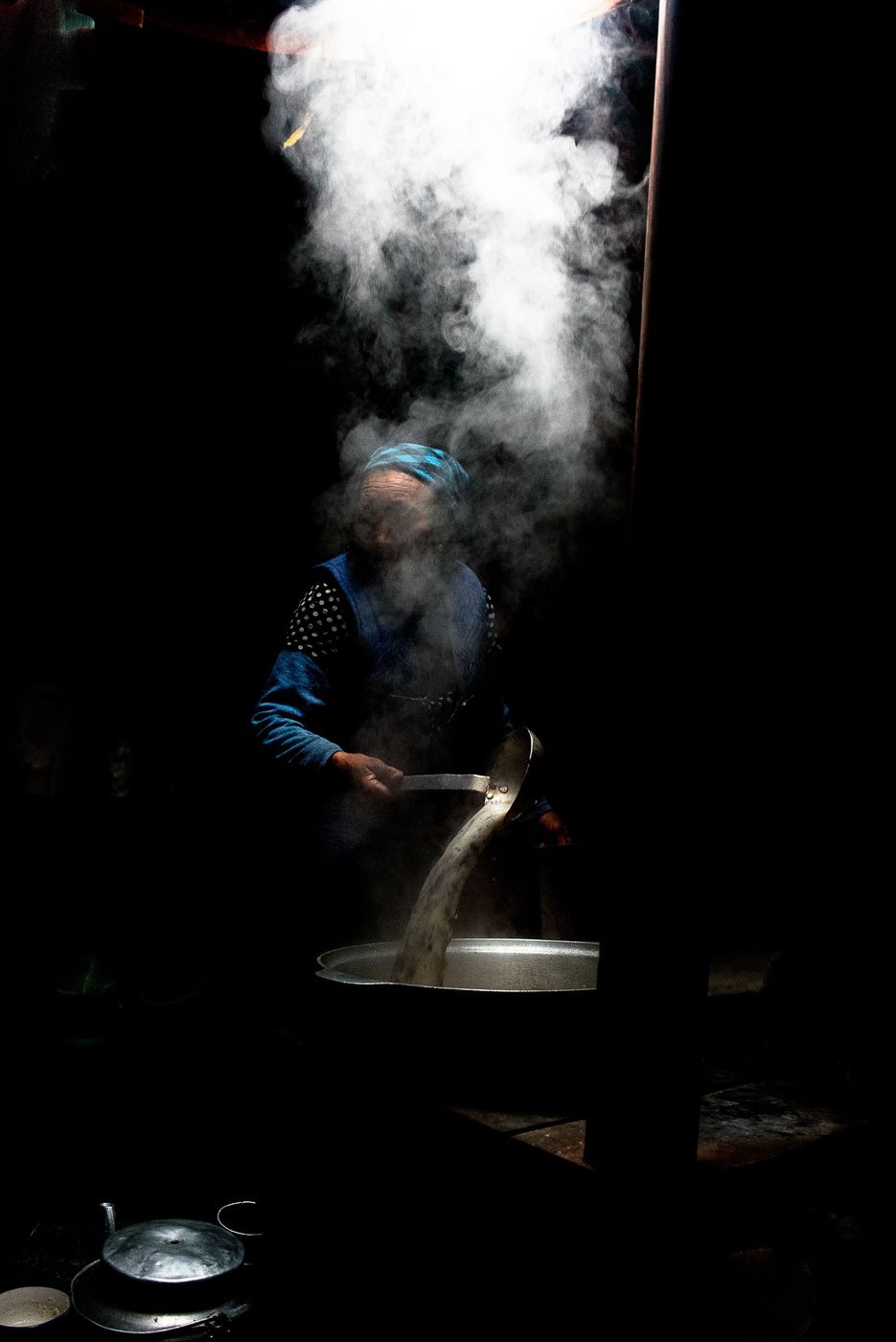 La préparation du thé dans la yourte, Mongolie