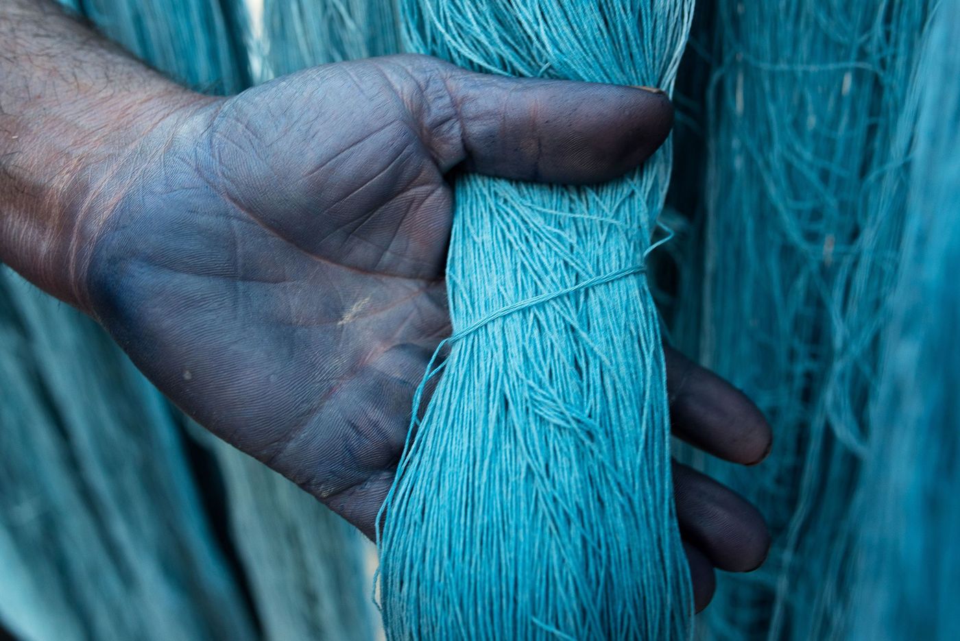 Main bleue d’un tisserand à Kashan, Iran