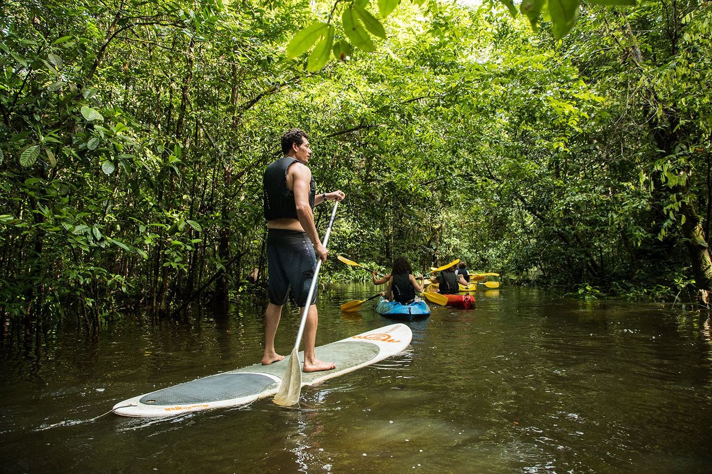 Balade en stand-up-paddle sur le fleuve Kourou