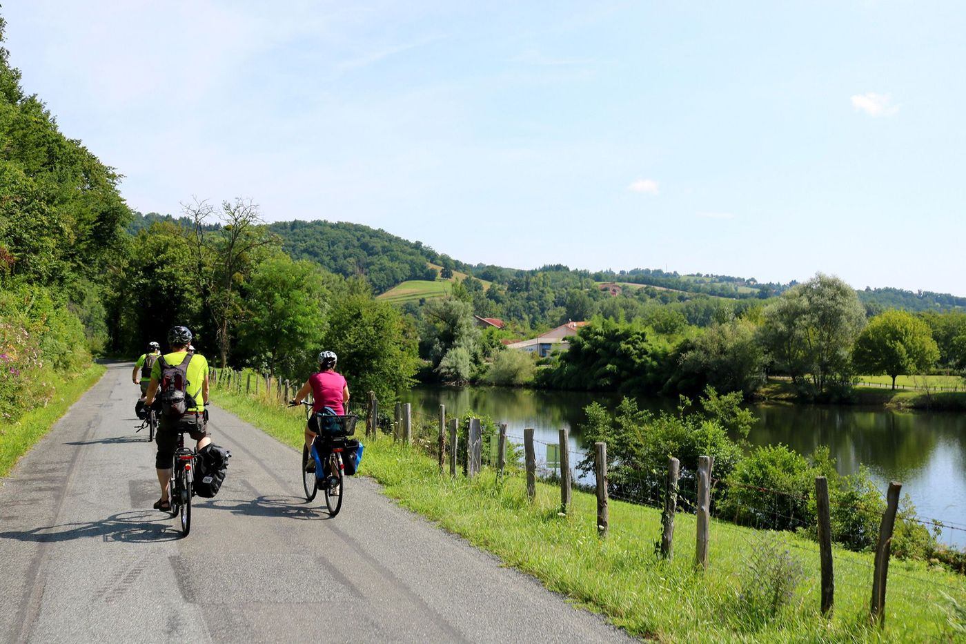 Cyclistes le long du Lot, sur la route Le Four Bas à Livinhac-le-Haut, Aveyron, France