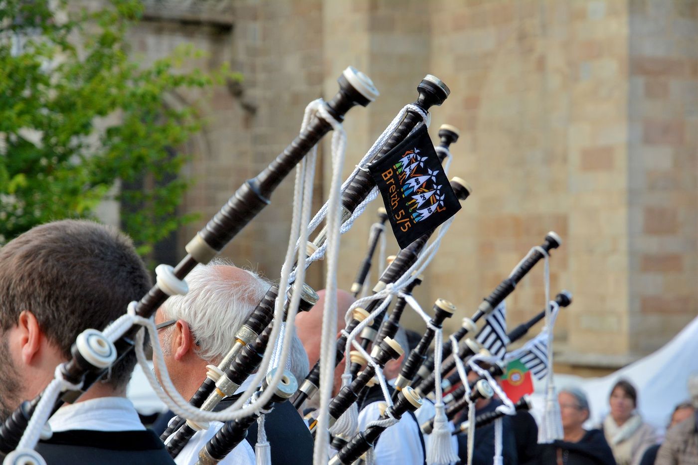 Les musiciens d'un bagad breton qui jouent de la cornemuse