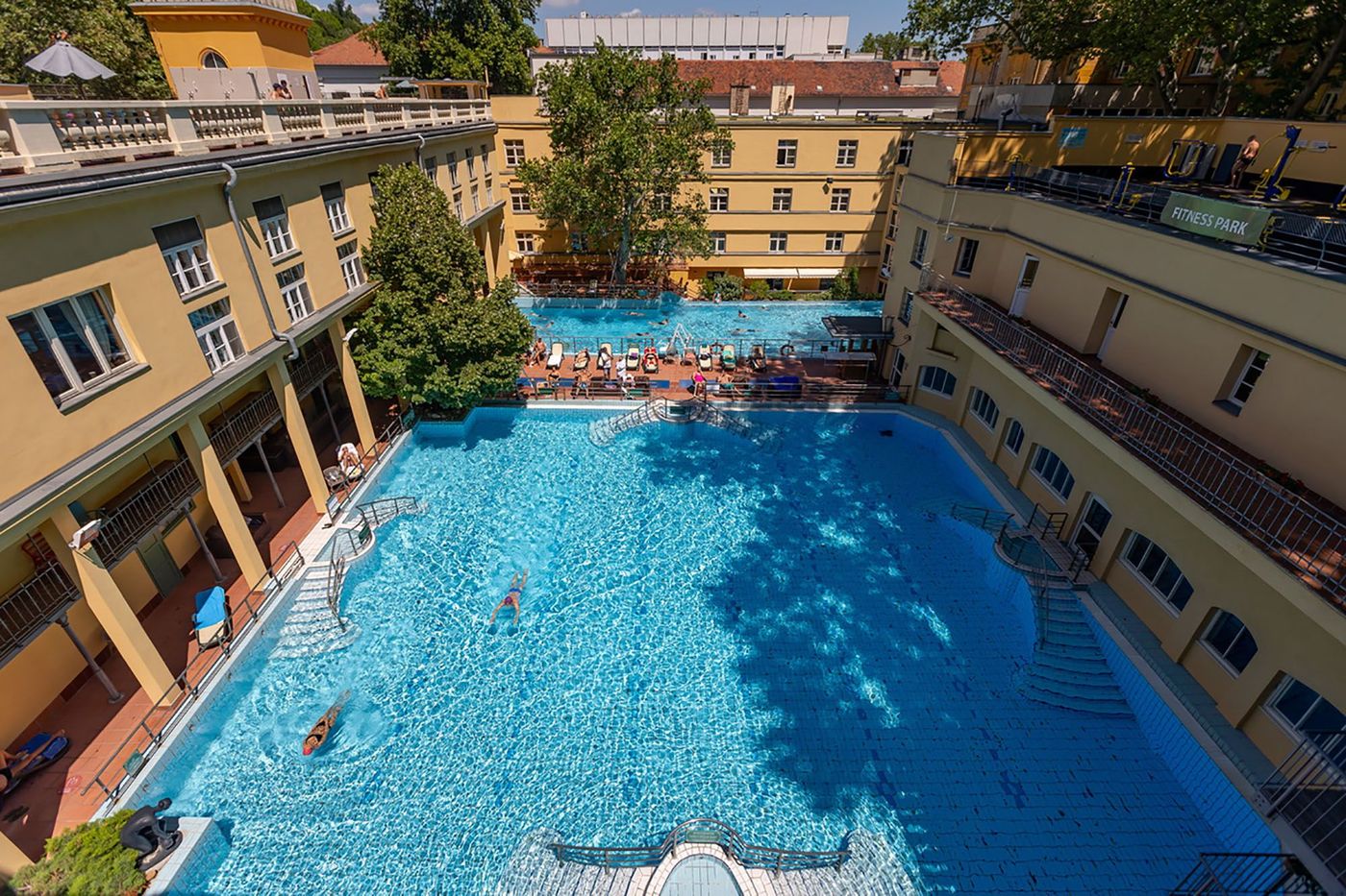 Bassin extérieur - bains Lukács