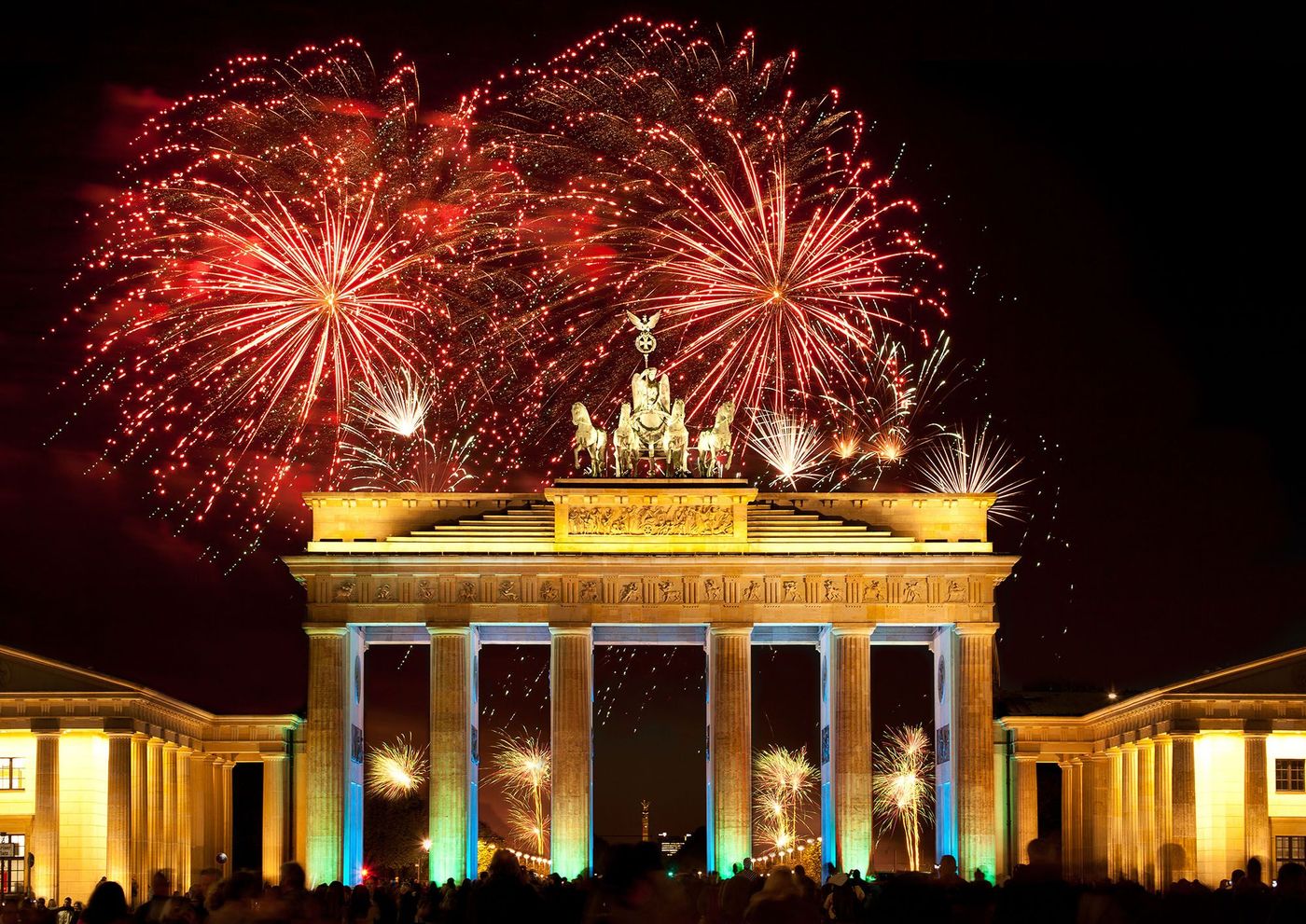 Feu d'artifice au dessus de la Porte de Brandebourg pour le Nouvel An à Berlin