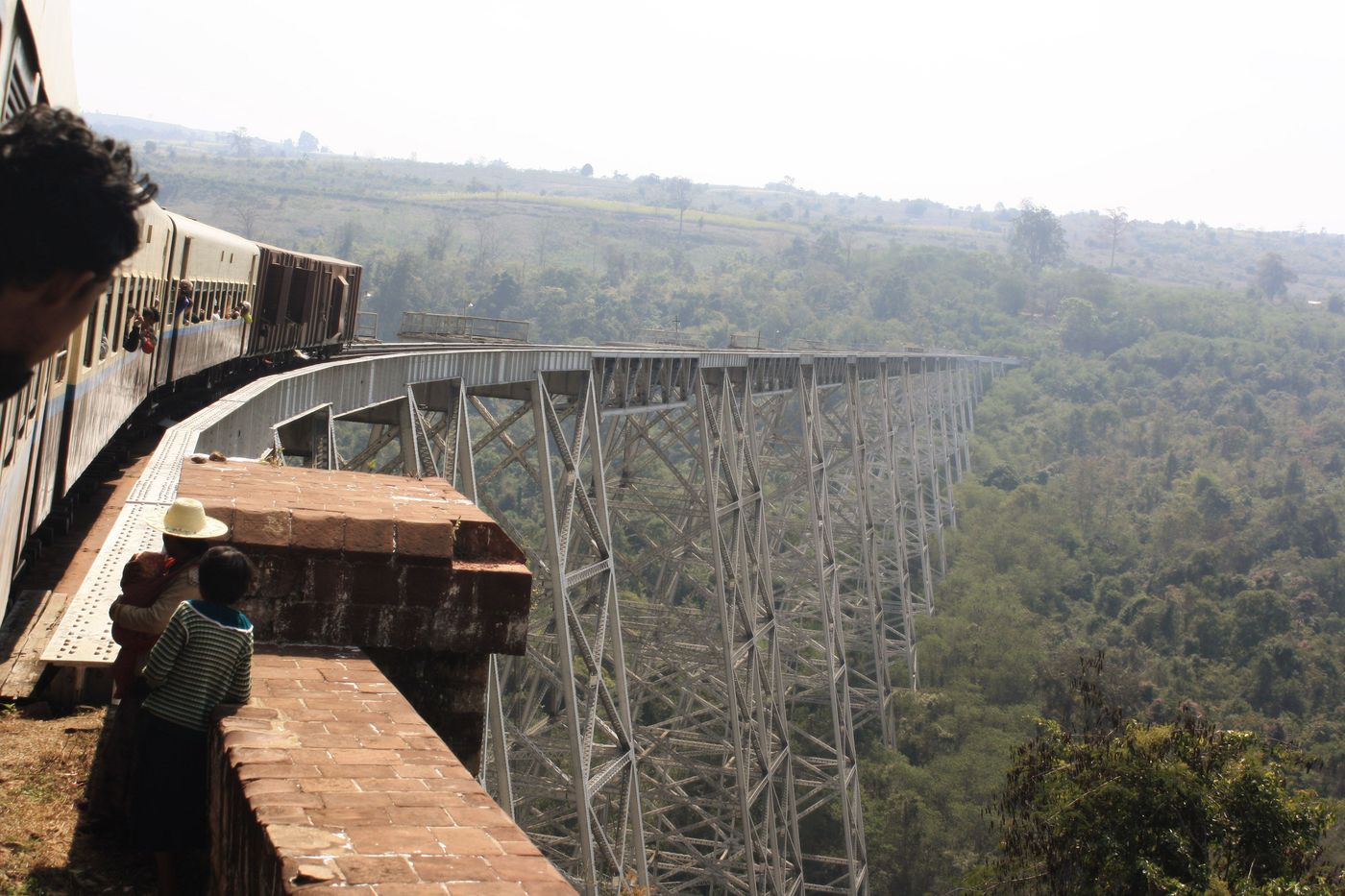 Dans le train sur un pont entre Mandalay et Hsipaw - Birmanie