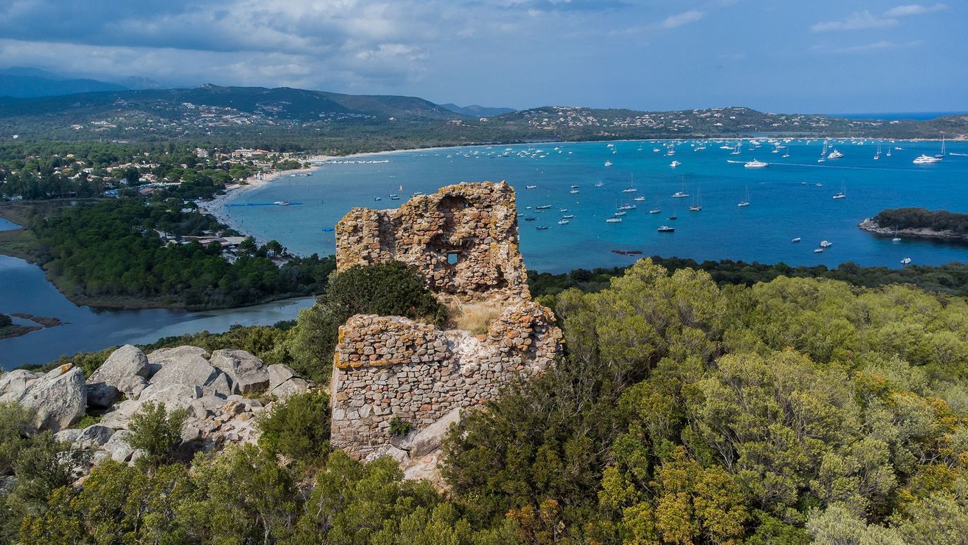 Tour gênoise de Cala Rossa, plage de Saint-Cyprien
