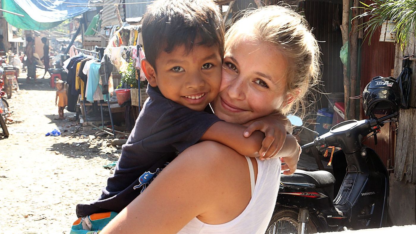Avec les enfants des bidonvilles de Phnom Penh, au Cambodge.