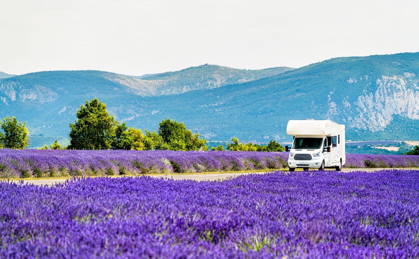 Camping-car sur la route provençale