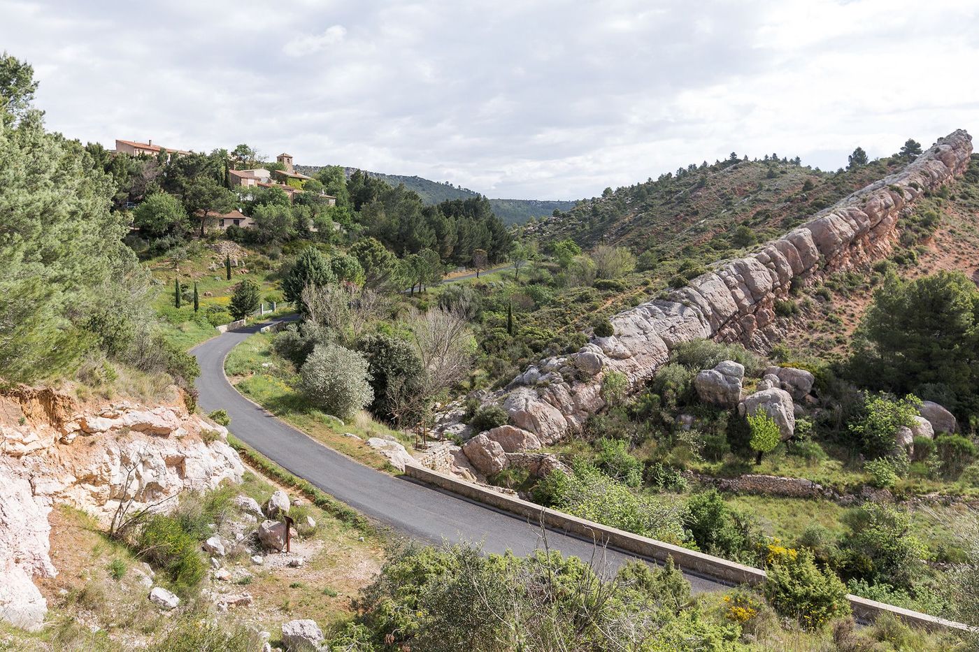 Sur la colline Castillou-Roumanissa, les couches sédimentaires du synclinal Albas-Fontjoncouse-St Victor sont très redressées