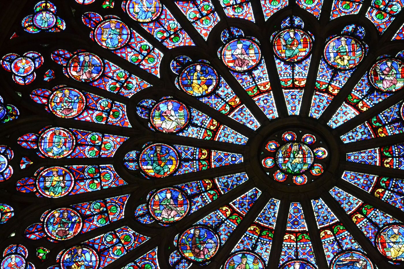 Vitraux dans la Cathédrale Notre Dame de Paris