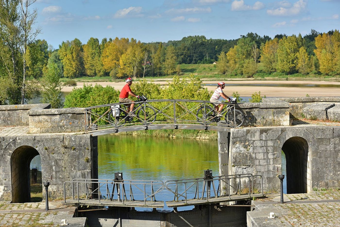 Cyclotouristes sur l'écluse de Mantelot, à Chatillon-sur-Loire