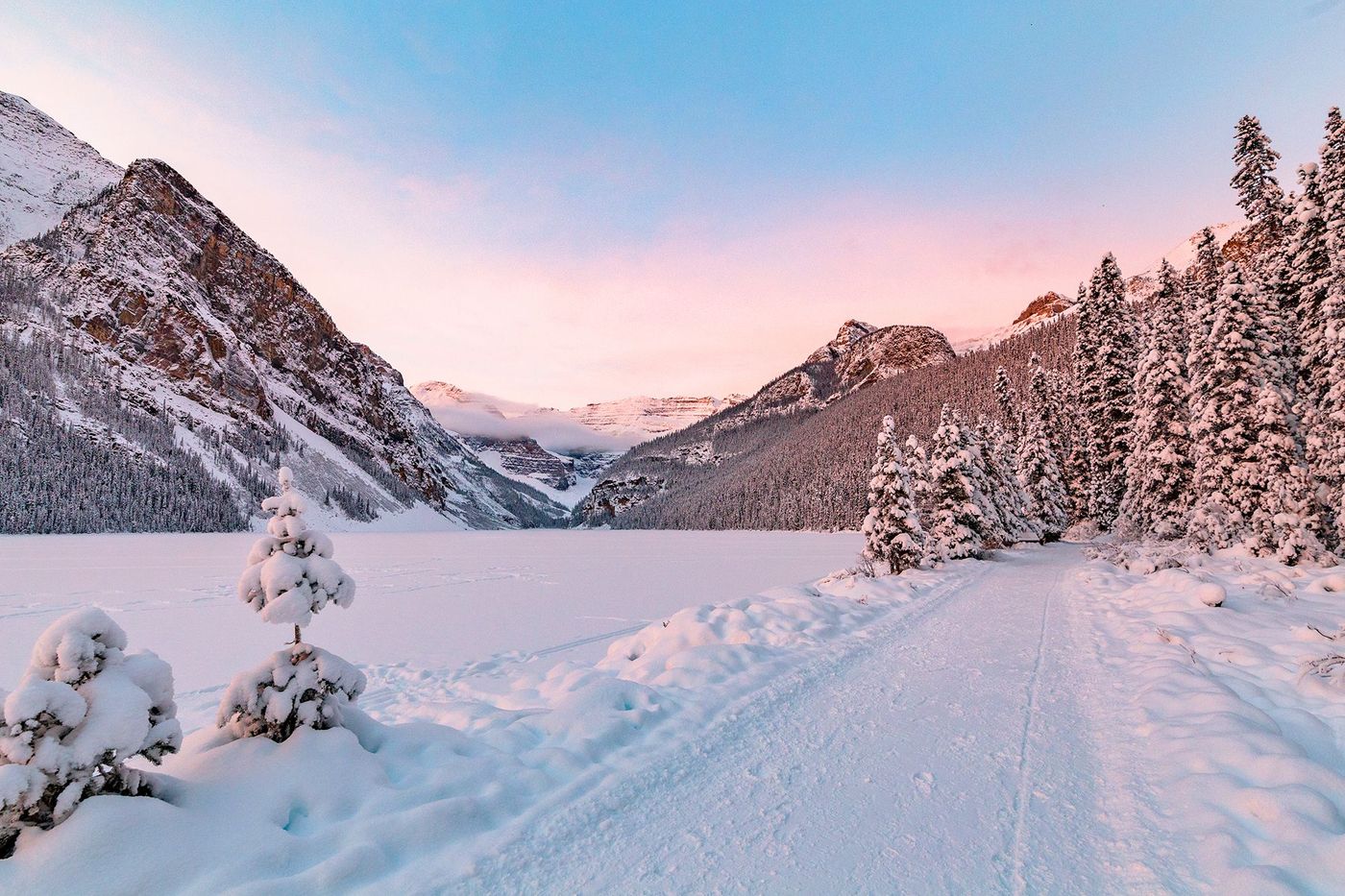 Chemin le long du Lake Louise