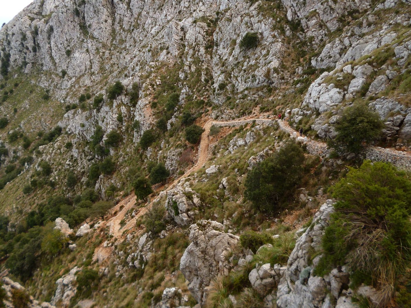 Chemin restauré montée Galileu