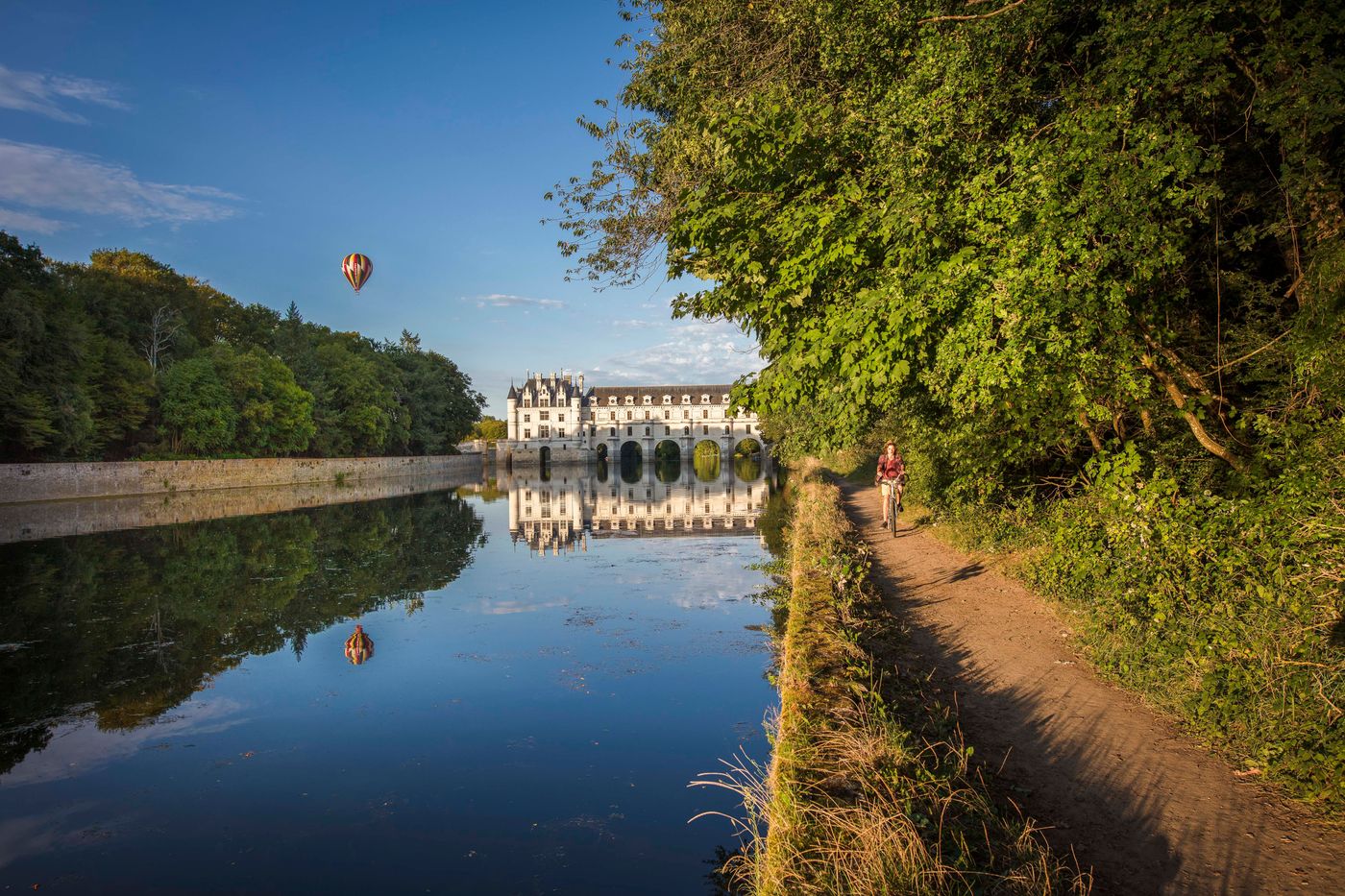 Le château de Chenonceau et un vélo en bord de Cher