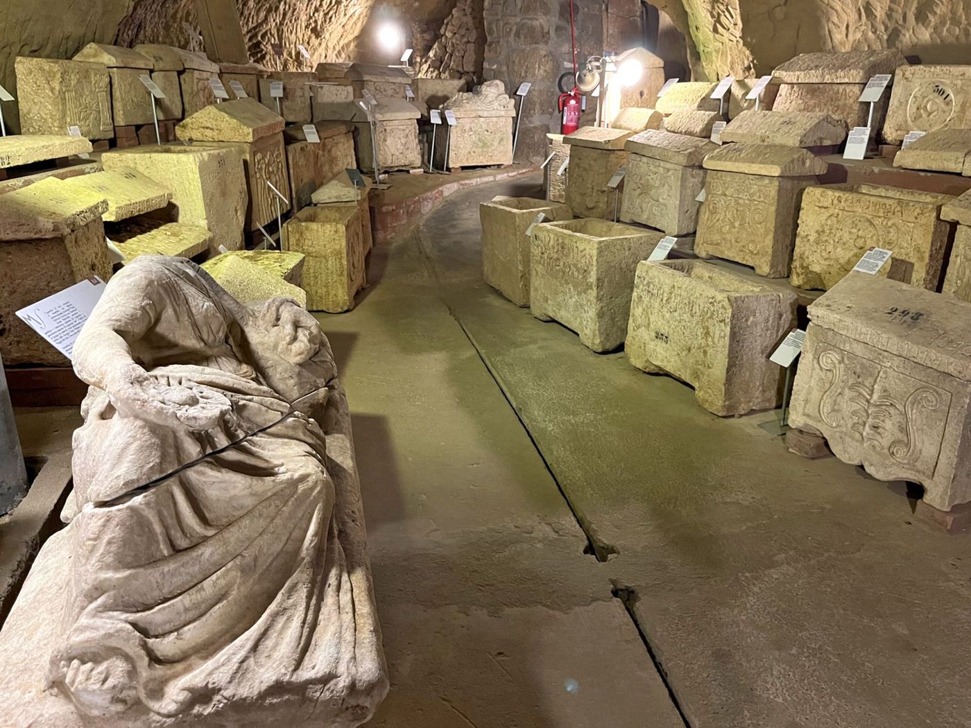 Chuisi - sarcophages et urnes funéraires étrusques