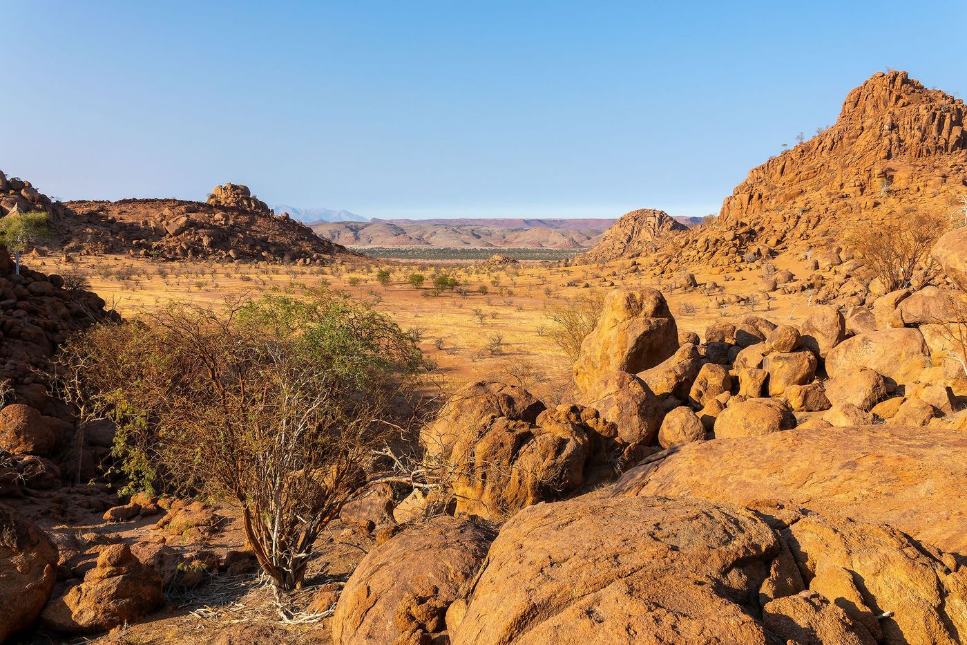 Montagnes rocheuses parsemées de blocs erratiques, paysage du Damaraland - Namibie
