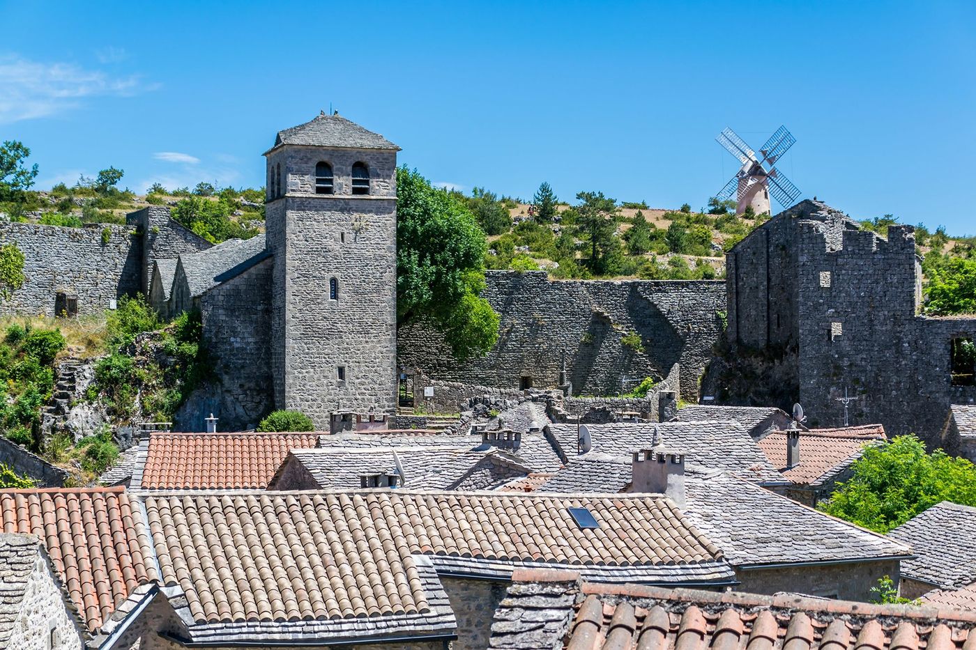 Donjon et église La Couvertoirade