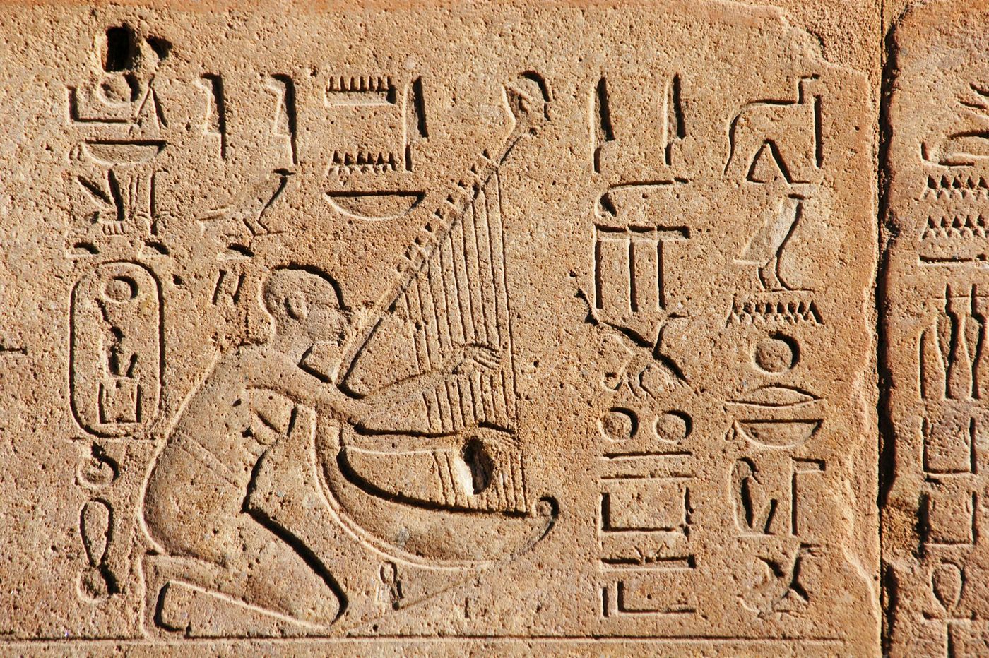 Egypre Hieroglyphes Musicien