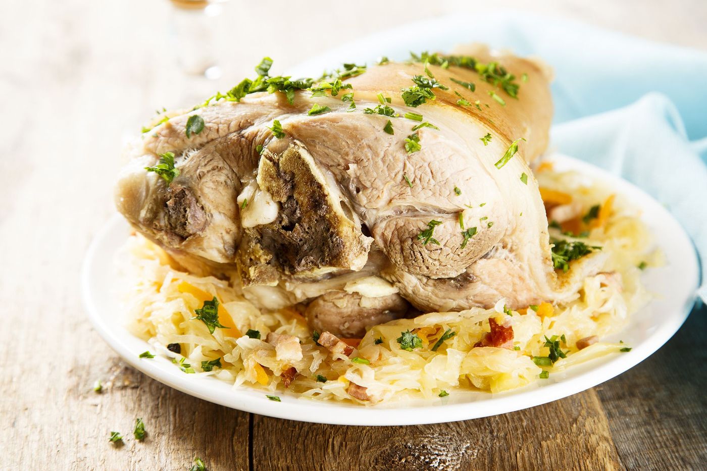 Eisbein mit Erbspüree und Sauerkraut