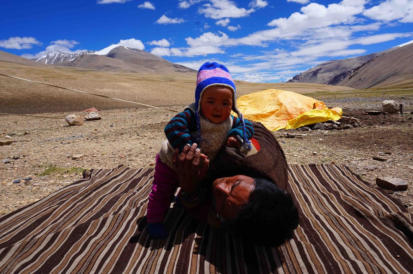 Inde Lutte tibétaine entre un fils et son père