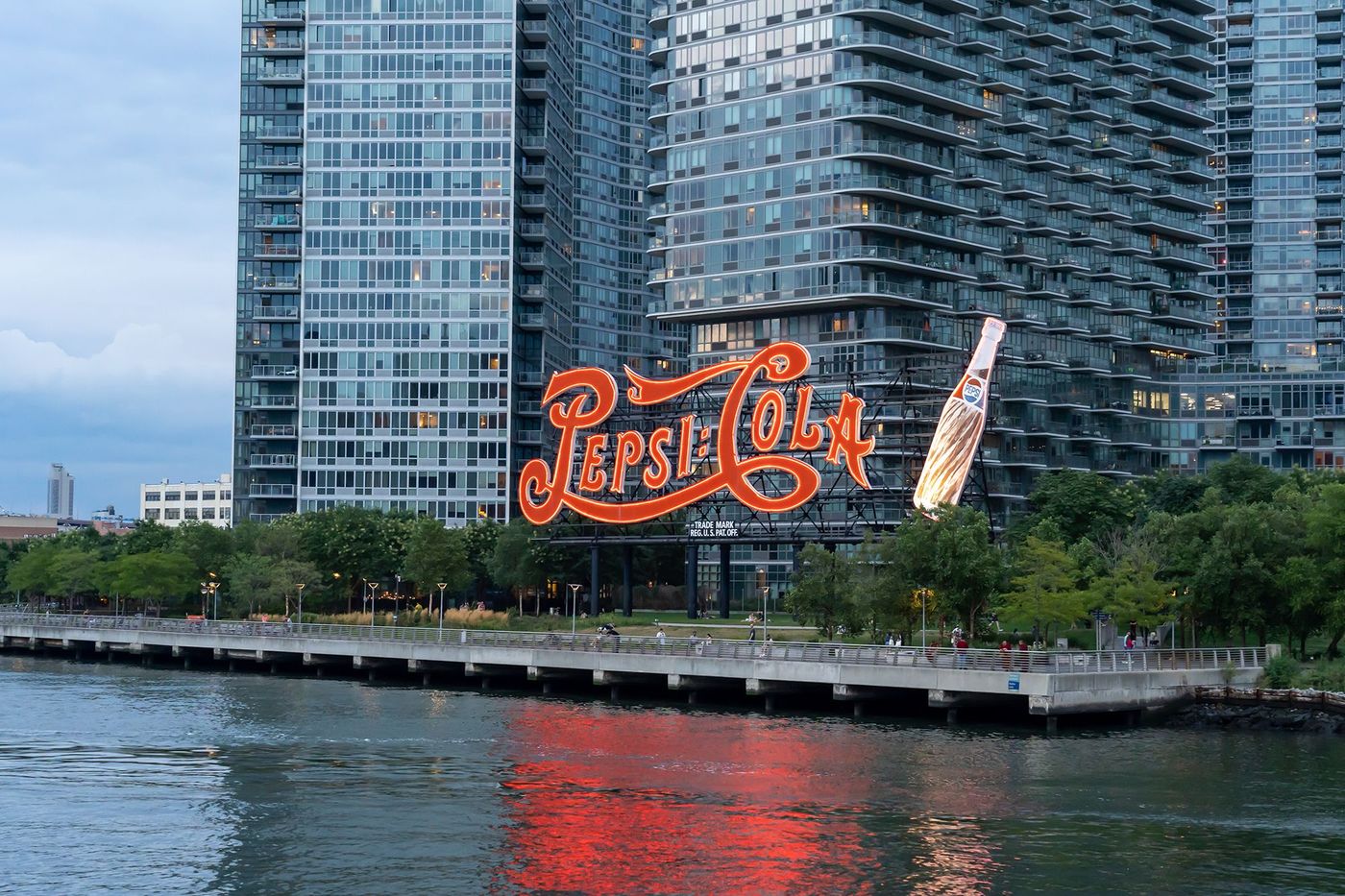 Enseigne Pepsi Cola - Gantry Plaza Sate Park
