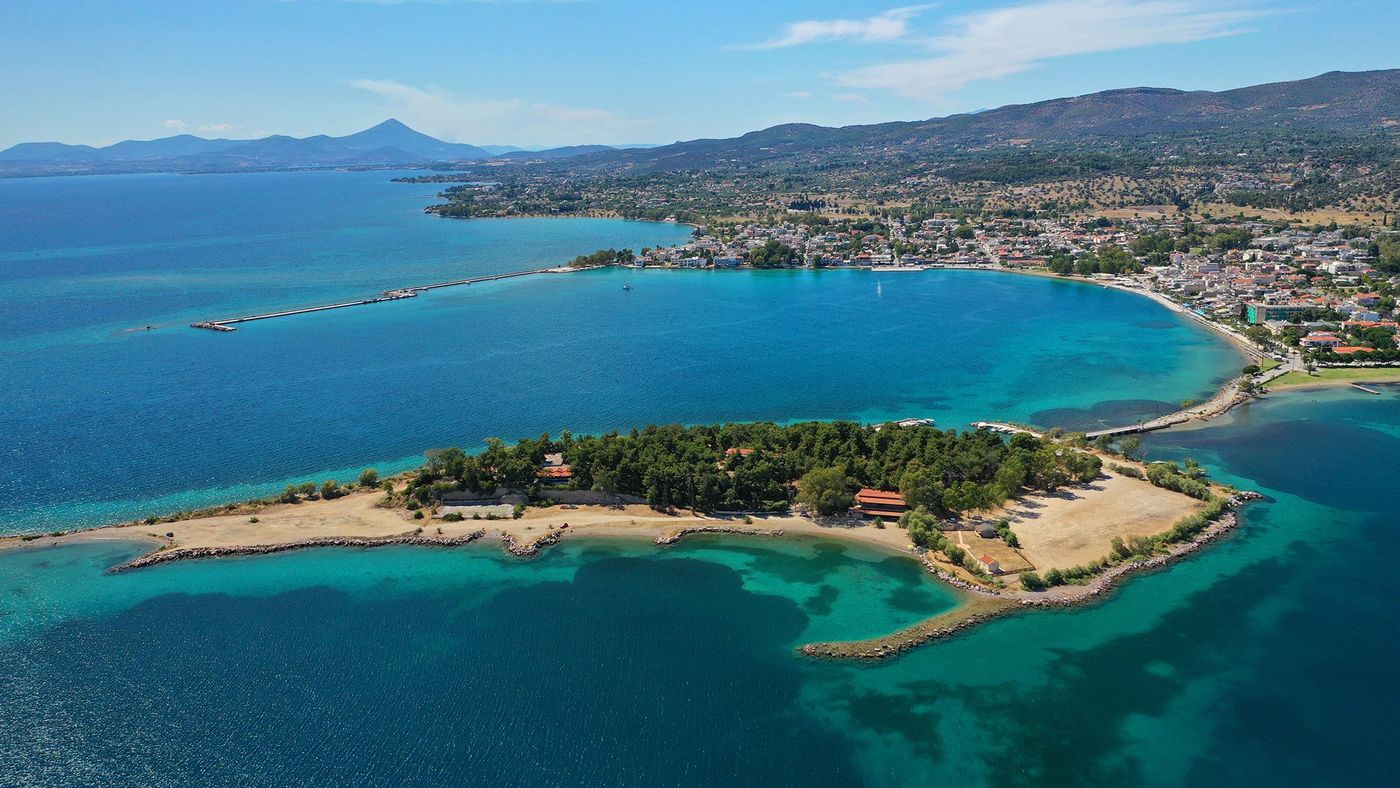Vue aérienne de la presqu’île de Pezonisi et du village d'Erétrie, île d'Eubée