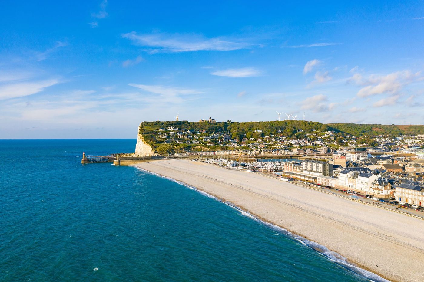 Vue générale de la ville de Fécamp, son port et sa plage