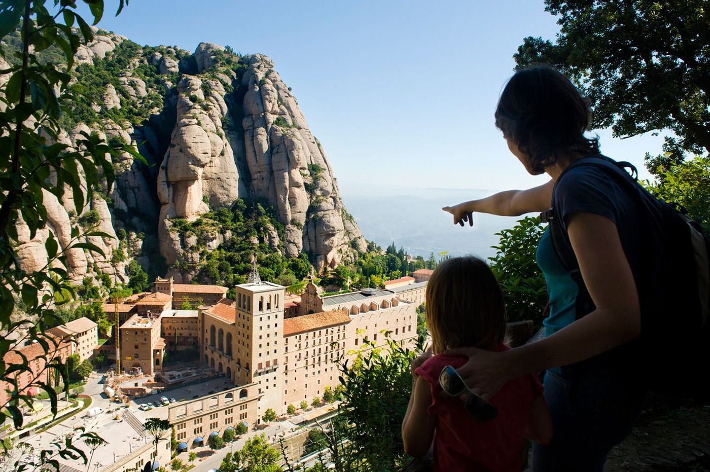 Famille au mirador de Fra Gari et regardant le monastère et la montagne de Montserrat - Paisatges Barcelona