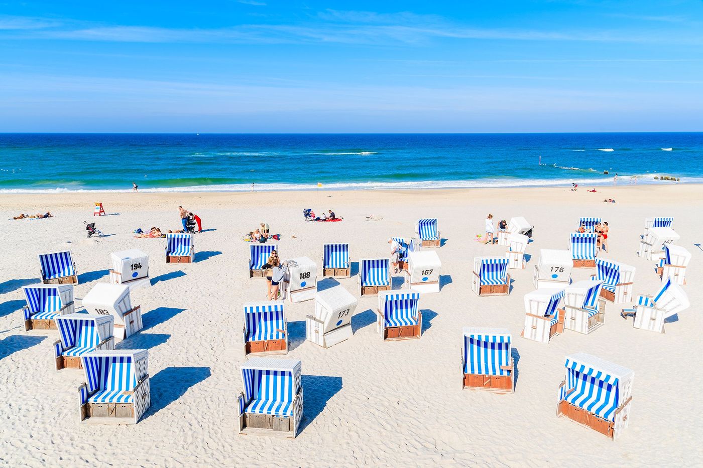 Fauteuils en osier rayés de bleu et de blanc - Sylt