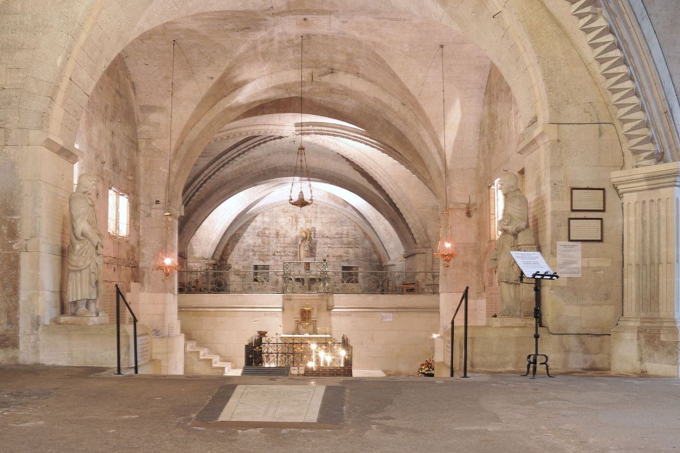 Saint-Gilles-du-Gard Abbatiale Crypte romane