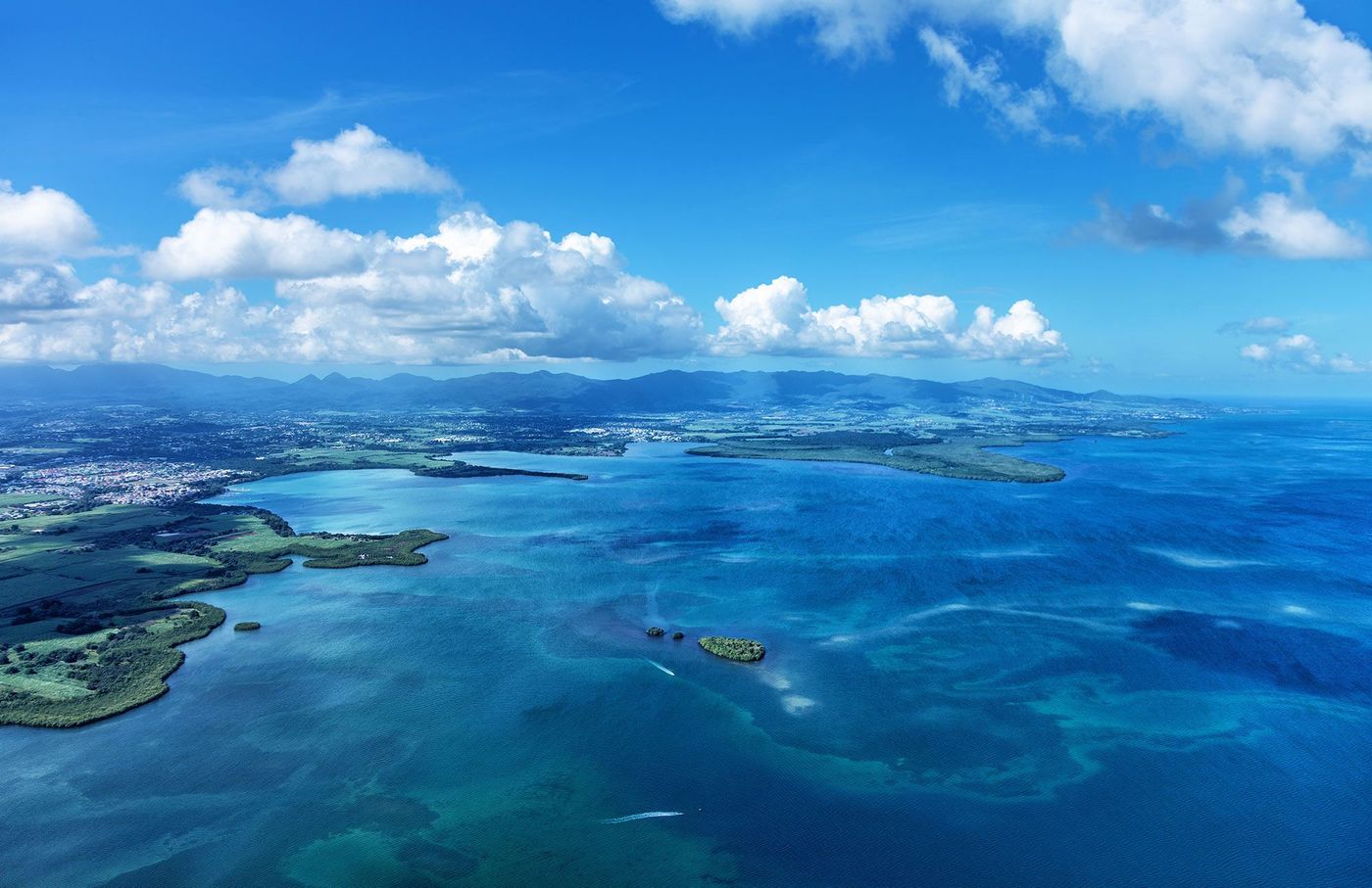 Vue aérienne de Grand Cul de Sac Marin, Baie Mahault, Basse-Terre, Guadeloupe