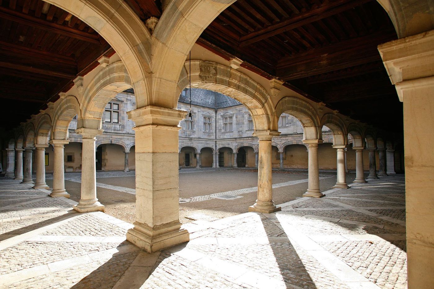 Besançon Cour du Palais Granvelle