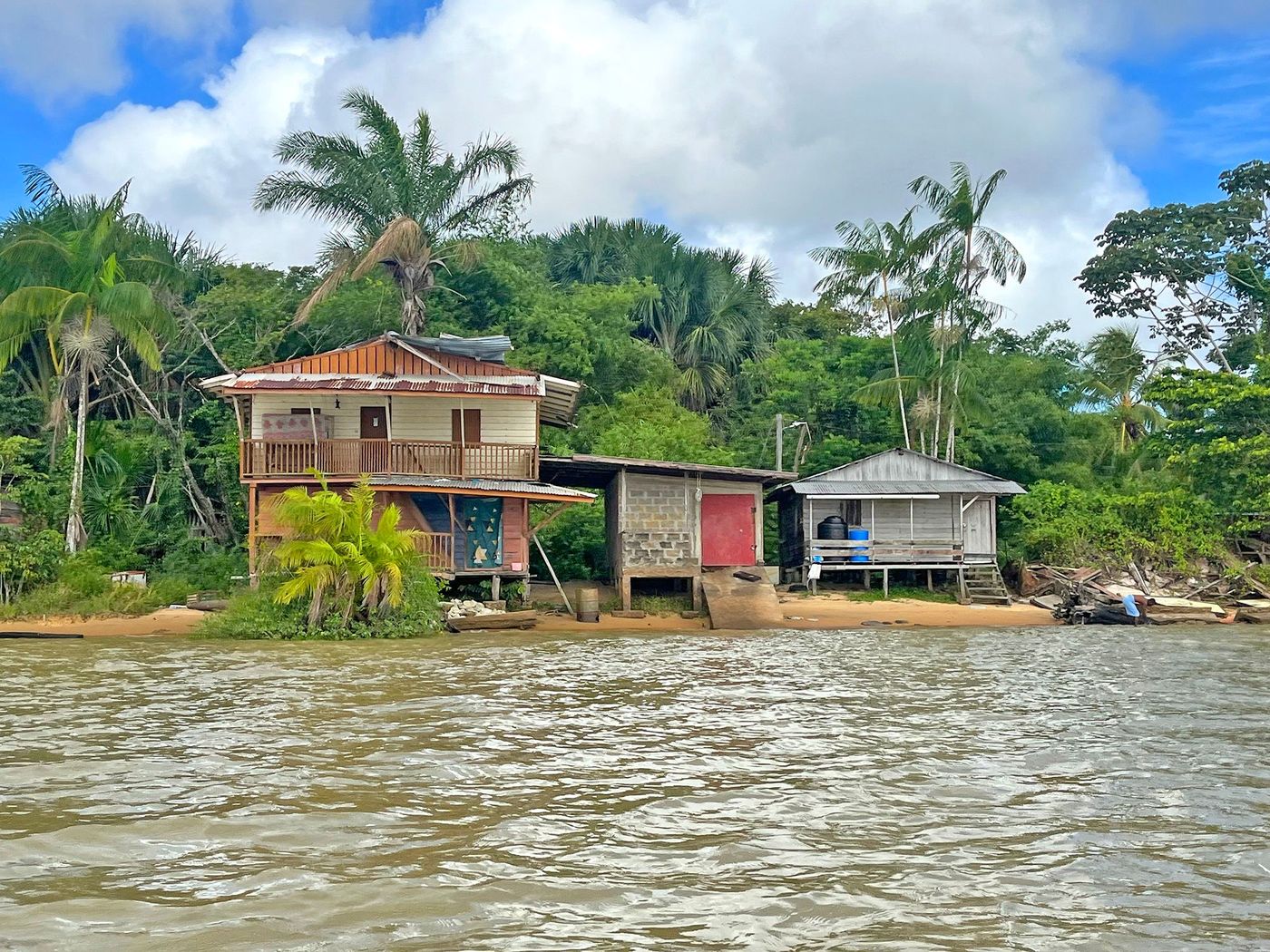 Habitations le long du Maroni