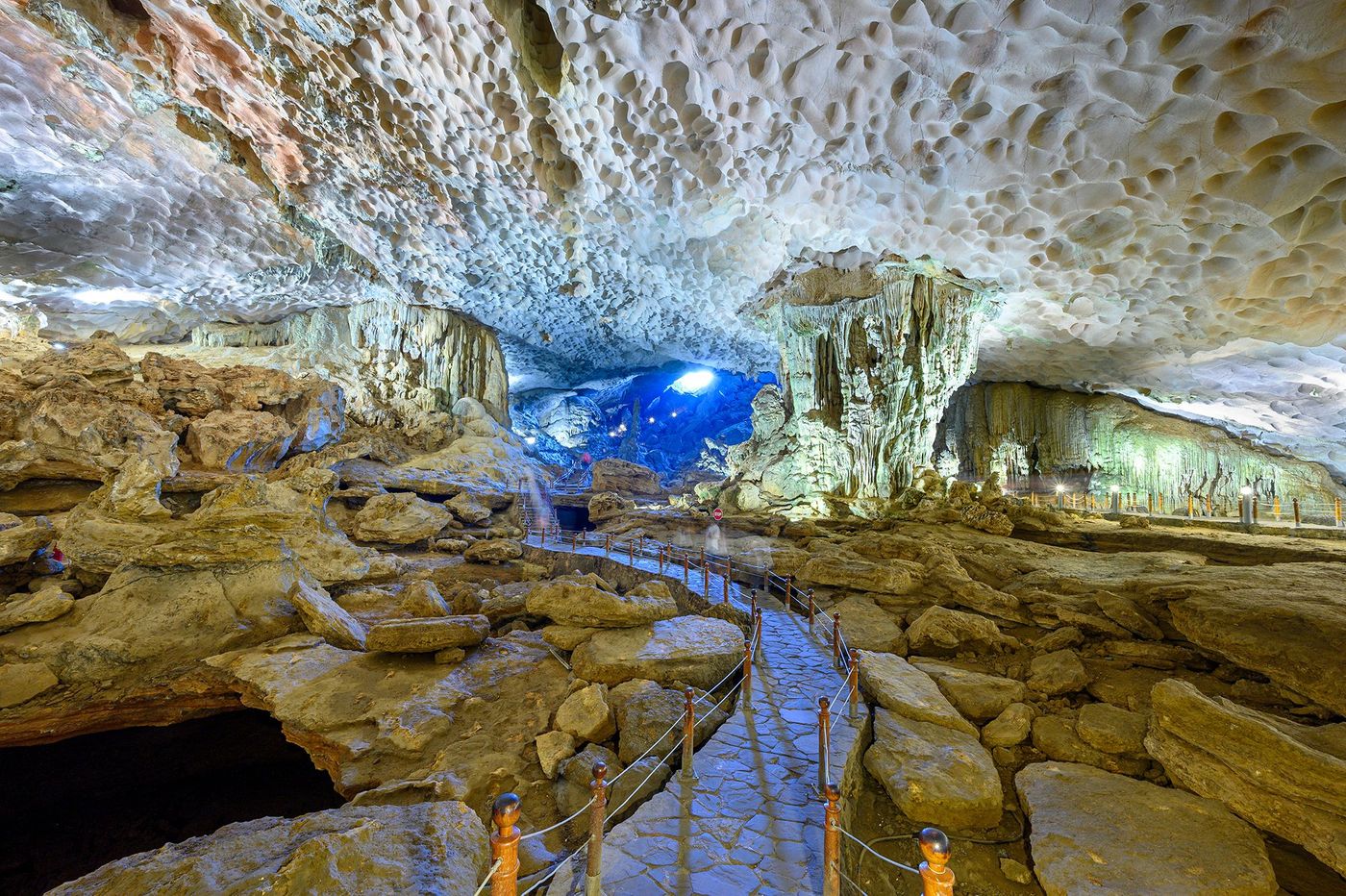 Hang Sửng Sốt