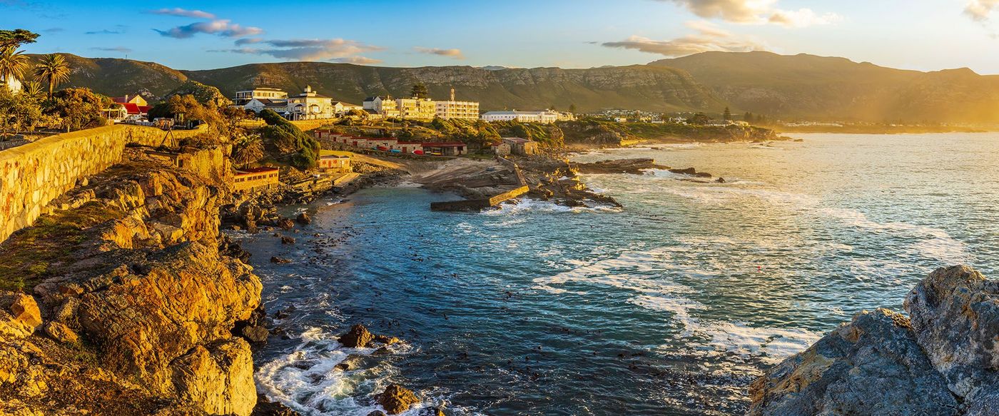 Vue matinale de la côte rocheuse d'Hermanus et du Vieux Port depuis Gearing's Point - Afrique du Sud