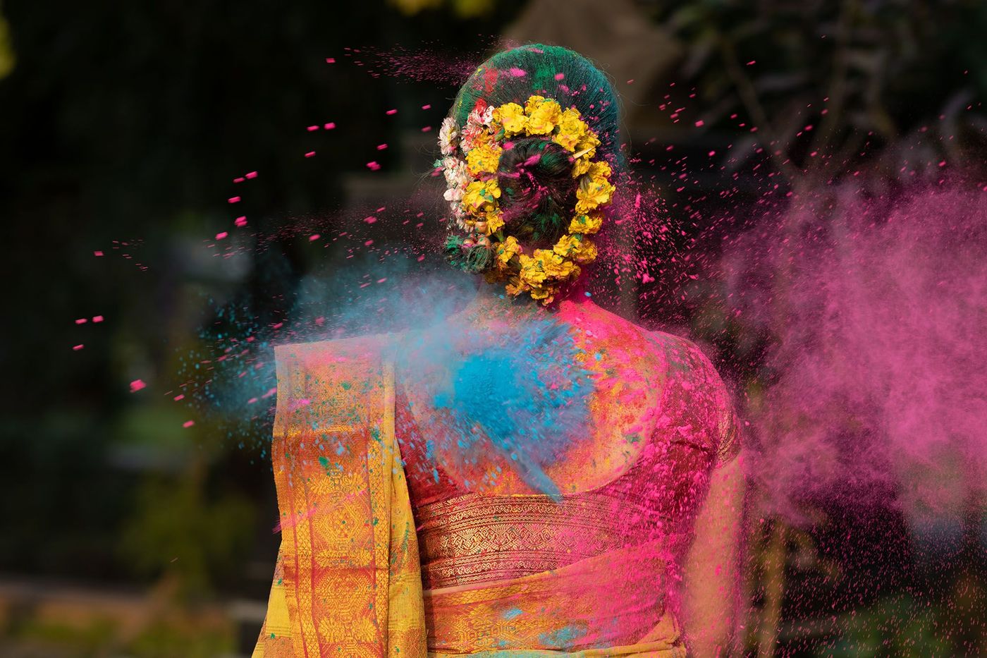 Femme en sari aspergée gulal pour Holi