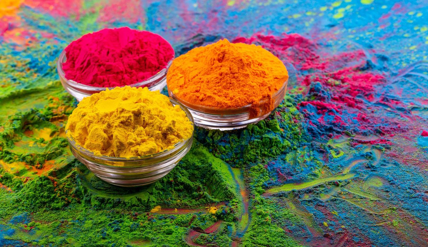 Couleurs Gulal biologiques dans un bol pour Holi
