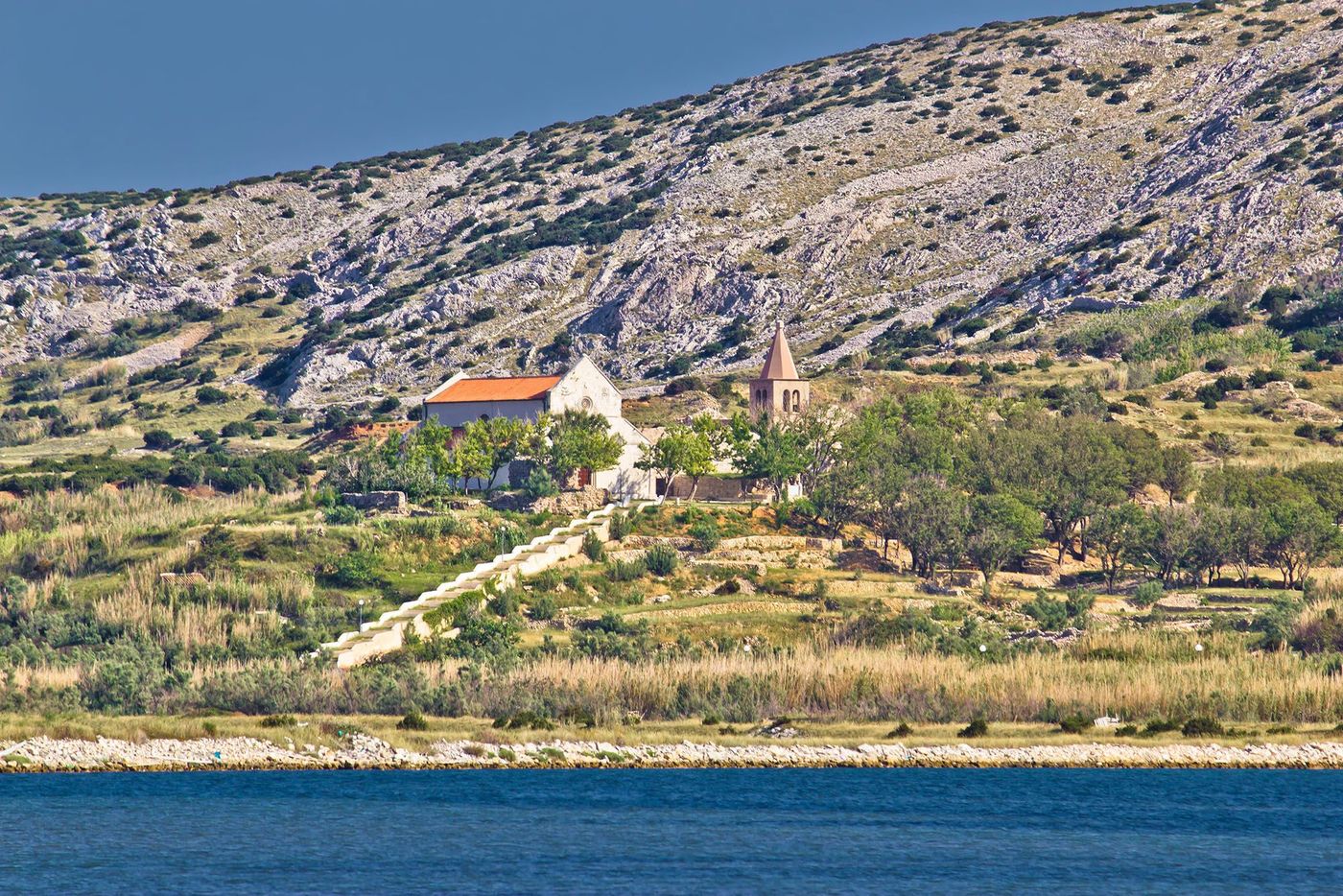 Monastère côtier de l'île de Pag