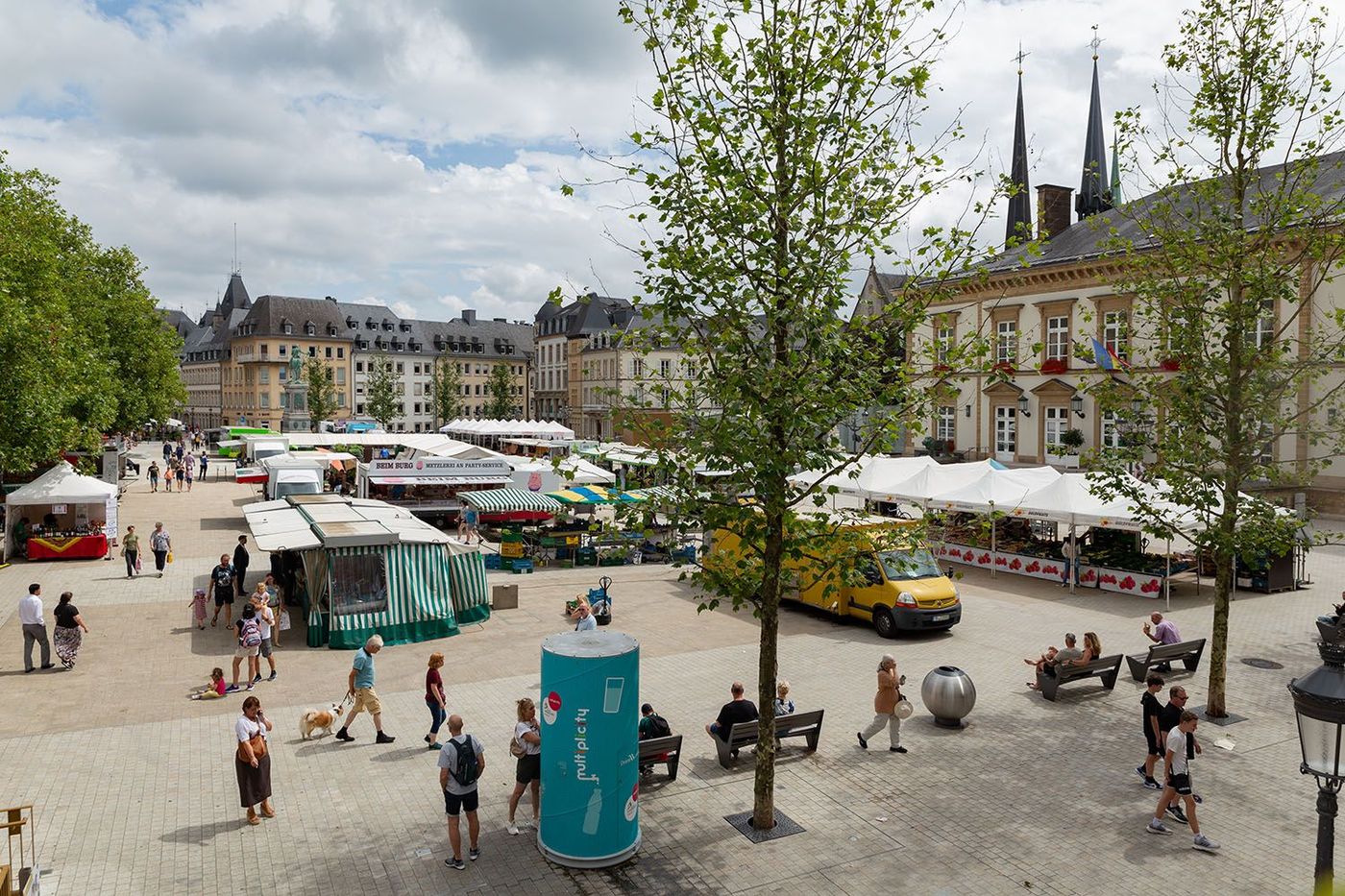 Jour de marché sur la place Guillaume II