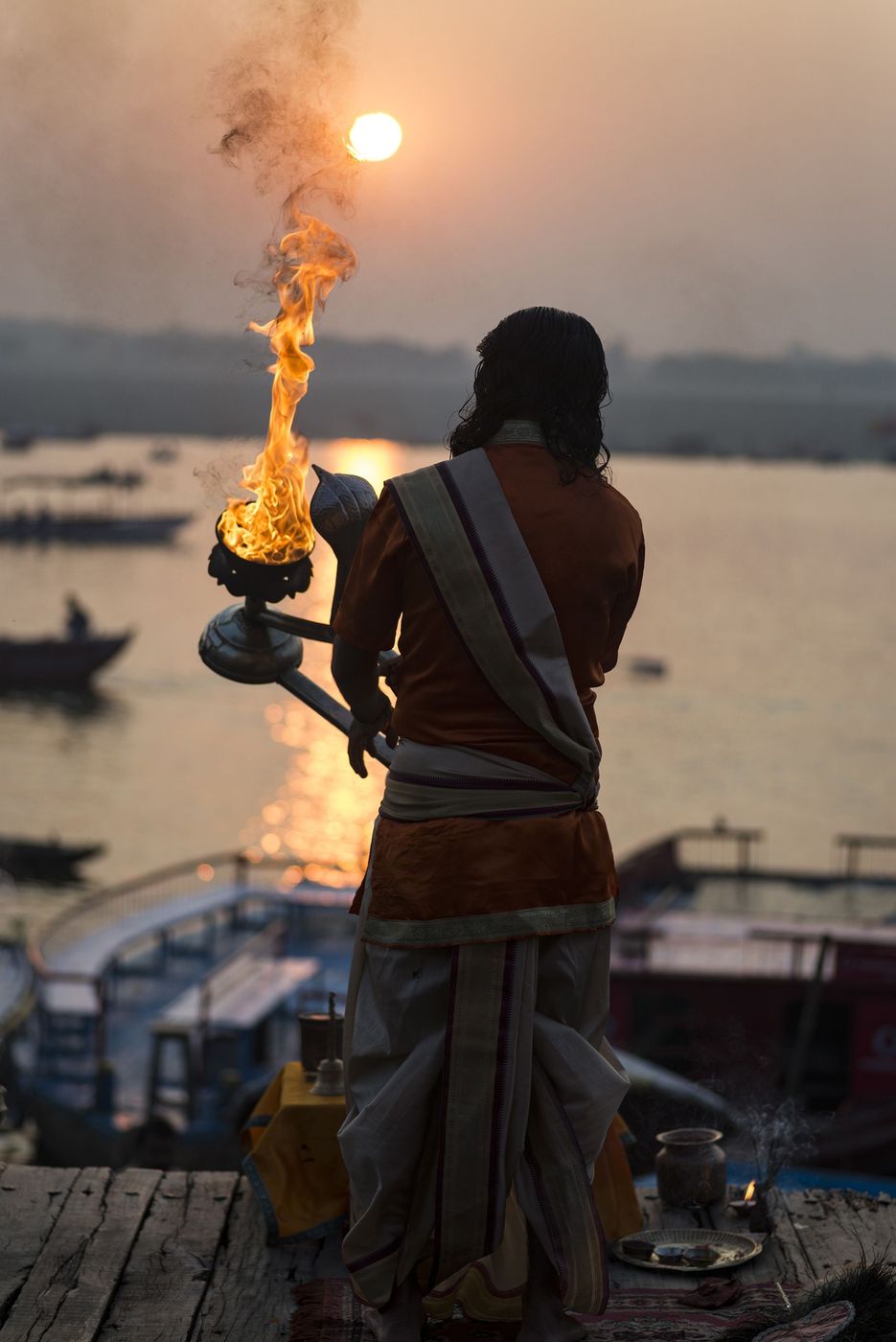 Inde Varanasi Puja (office religieux)