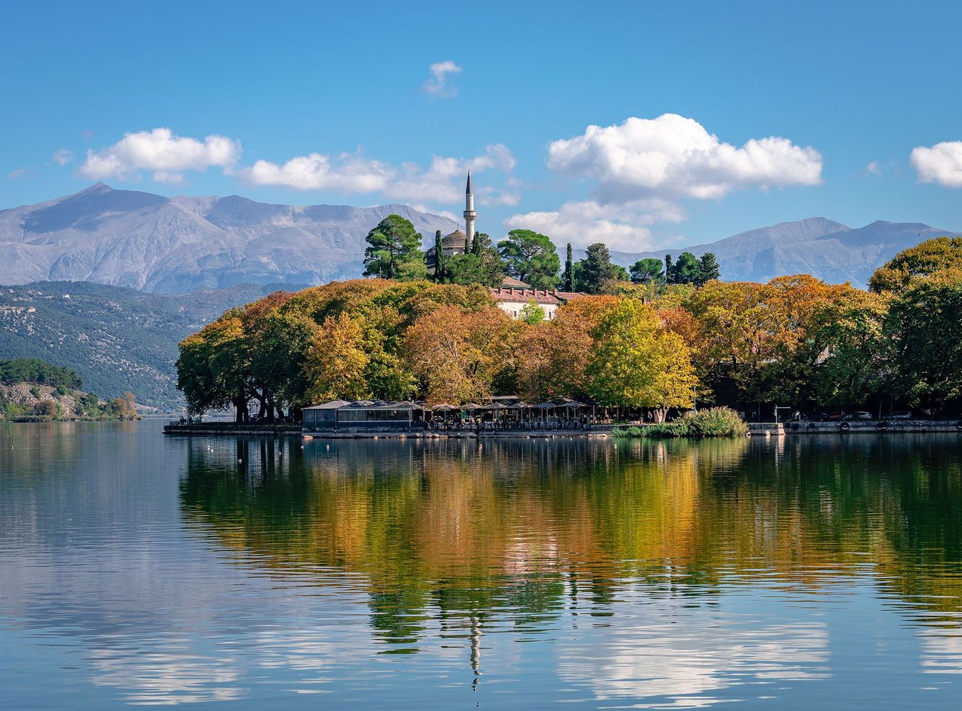 Vue du lac Pamvotis et du front de mer de la ville d'Ioannina - Grèce