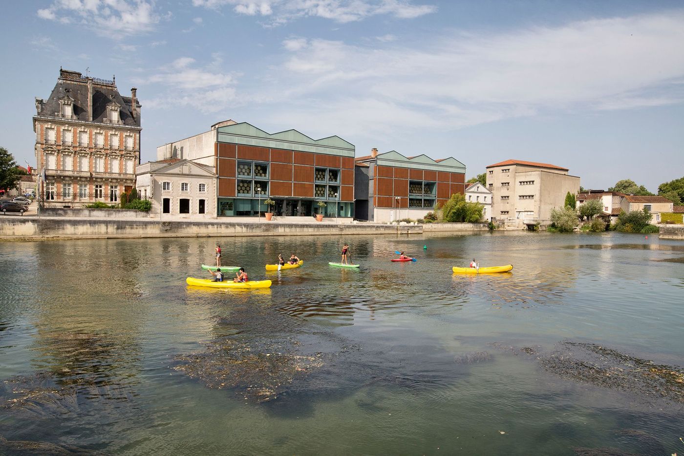 Jarnac - canoë devant les maisons de cognac