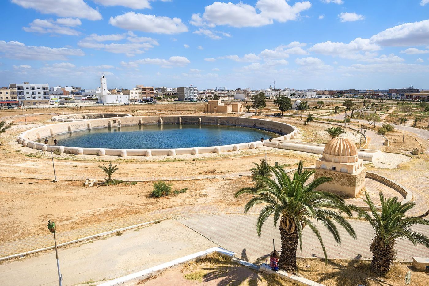 Paysage avec l'un des bassins aghlabides à Kairouan - Tunisie